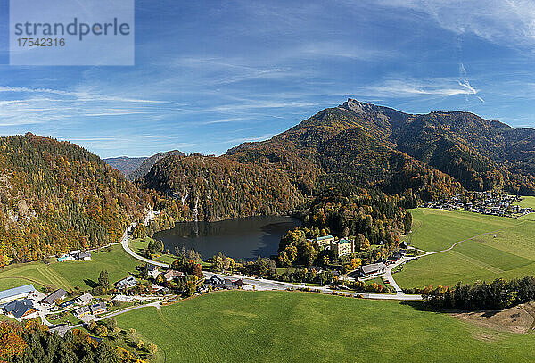 Österreich  Salzburg  Winkl  Drohnenansicht des Krotensees und des umliegenden Dorfes im Herbst