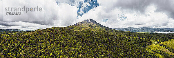 Bewölkter Himmel über dem grünen idyllischen Vulkan Arenal  Nationalpark Vulkan Arenal  La Fortuna  Provinz Alajuela  Costa Rica