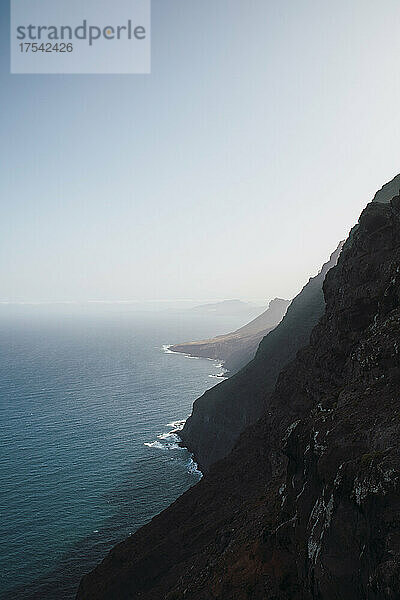 Malerische Aussicht auf Berge und Meer am Mirador del Balcon  Gran Canaria  Kanarische Inseln  Spanien