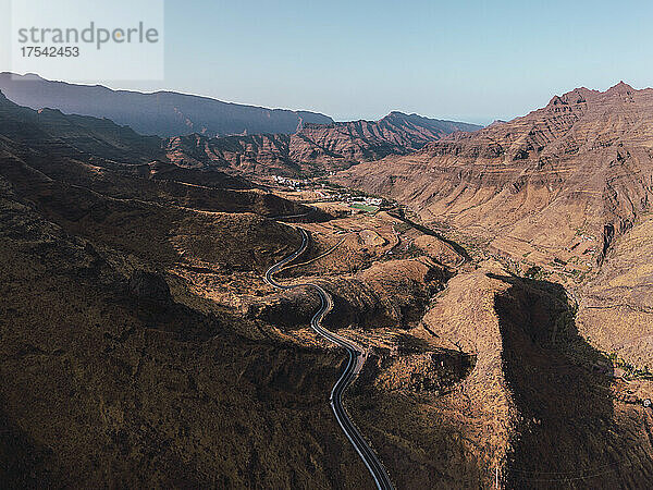 Straße durch die Bergkette bei Los Azulejos De Veneguera  Gran Canaria  Kanarische Inseln  Spanien