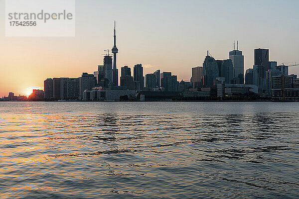 Kanada  Ontario  Toronto  Skyline der Stadt am Seeufer bei Sonnenuntergang
