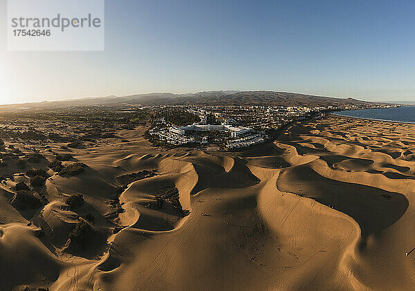 Stadt Maspalomas inmitten von Sanddünen bei Sonnenuntergang  Gran Canaria  Kanarische Inseln  Spanien