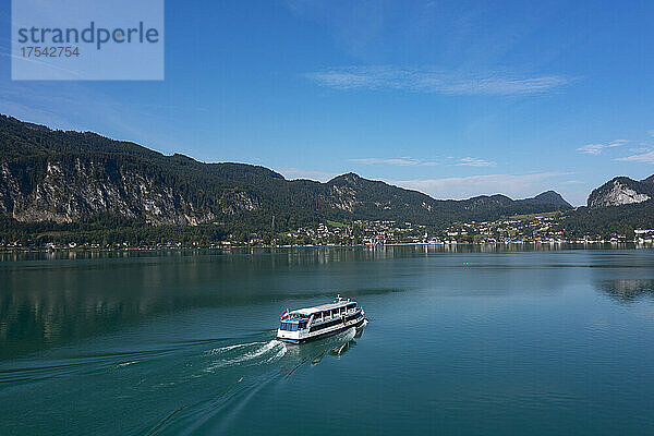 Österreich  Salzburg  Sankt Gilgen  Ausflugsboot segelt über den Wolfgangsee