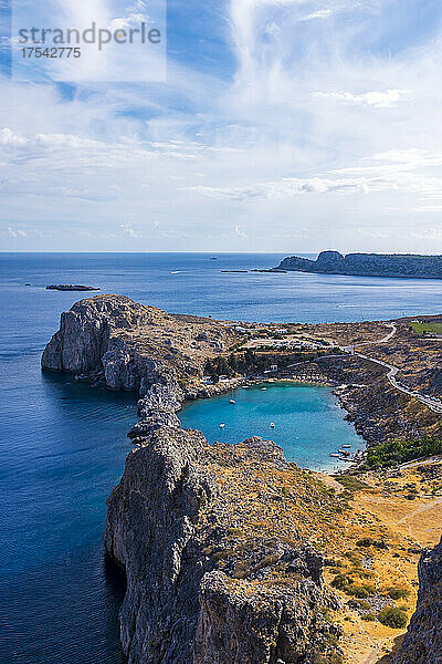 Malerische Küstenlandschaft mit blauem Meer an sonnigen Tagen  Lindos  Rhodos  Griechenland