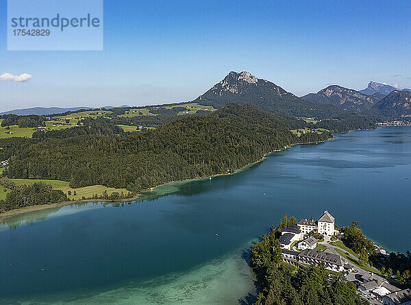 Österreich  Salzburg  Hof bei Salzburg  Drohnenblick auf den Fuschlsee und Schloss Fuschl im Sommer
