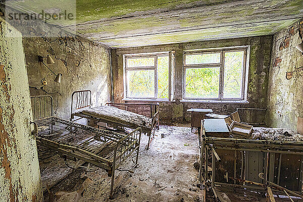 Ukraine  Oblast Kiew  Pripjat  Innenraum eines lange verlassenen Krankenhauses