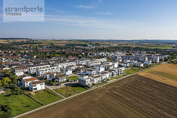 Deutschland  Baden-Württemberg  Sindelfingen  Luftaufnahme eines gepflügten Feldes vor einem Neubaugebiet