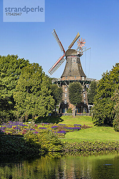 Deutschland  Bremen  historische Windmühle am Wall im Sonnenlicht