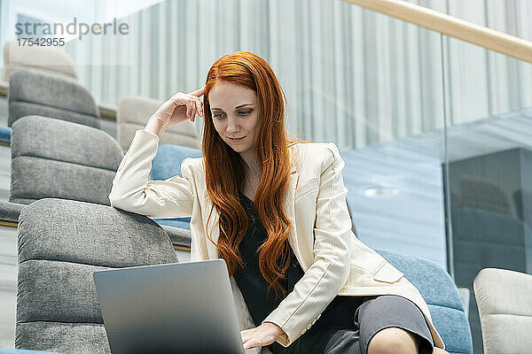 Geschäftsfrau benutzt Laptop im Bürosaal