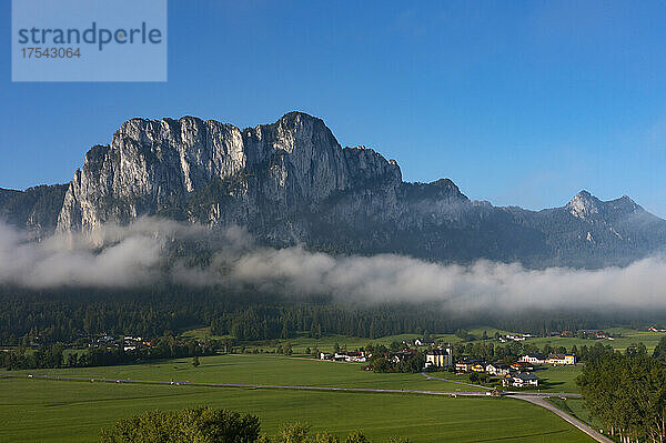 Drachenwand-Berge mit Morgennebel im Mondseeland in Mondsee  Salzkammergut  Oberösterreich  Österreich