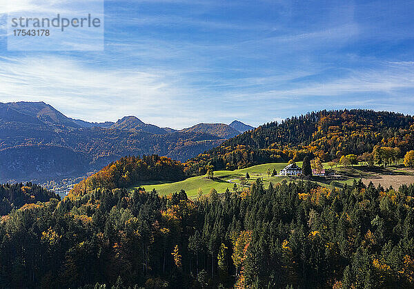 Drohnenansicht eines isolierten Bauernhauses in den Salzkammergut-Bergen