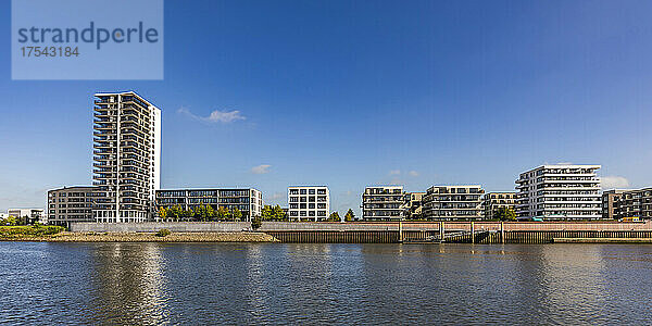 Deutschland  Bremen  Apartments am Wasser entlang des Weserkanals