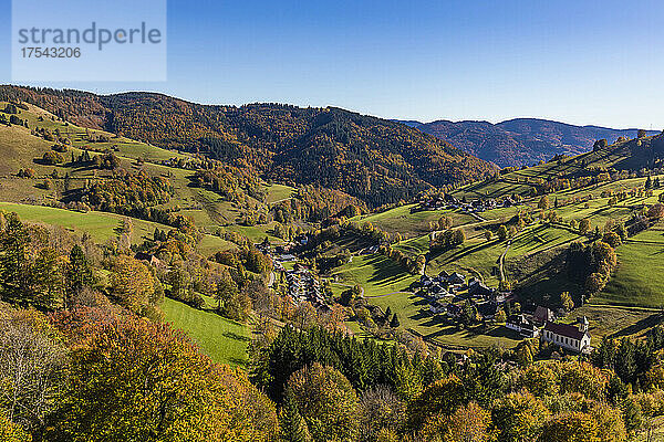 Deutschland  Baden-Württemberg  Wieden  Dorf im Schwarzwald im Herbst