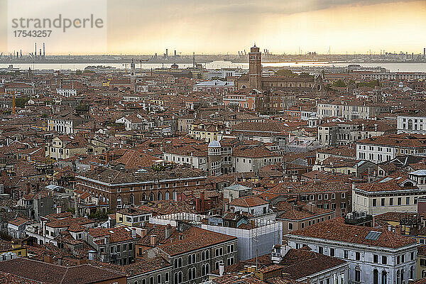 Italien  Venetien  Venedig  venezianische Altstadt in der Abenddämmerung