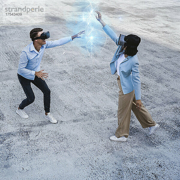 Freunde nutzen gemeinsam Virtual-Reality-Headsets auf dem Fußweg