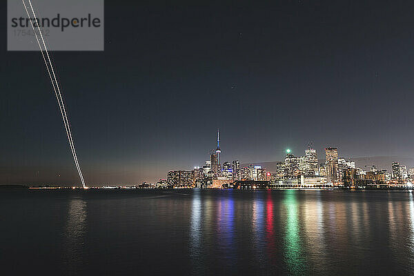 Kanada  Ontario  Toronto  Skyline der Stadt am Seeufer bei Nacht