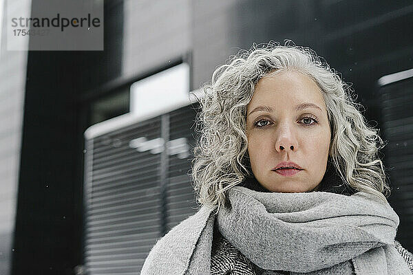 Frau mit grauem lockigem Haar im Winter