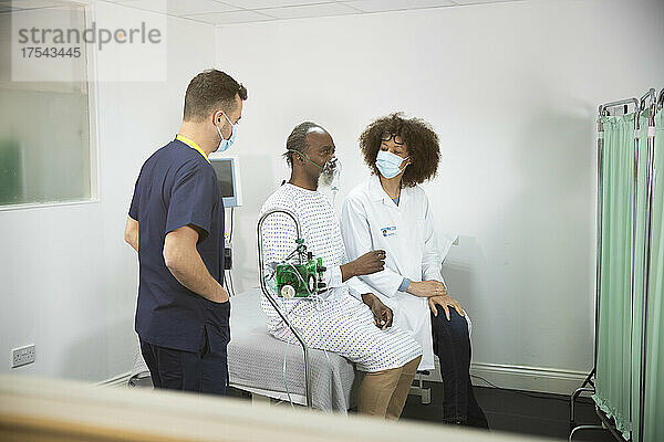Krankenschwester und Arzt von Patienten mit Sauerstoffmaske im Krankenhaus