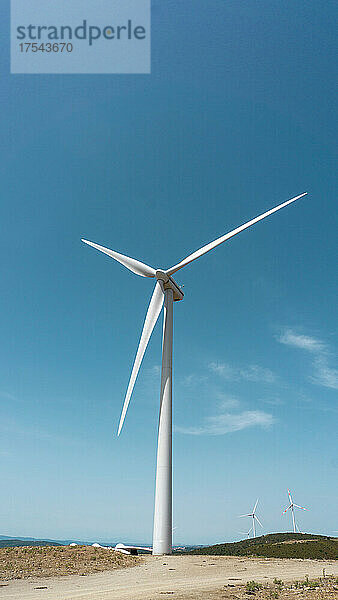 Windkraftanlage in der Landschaft