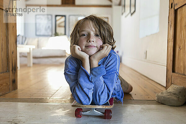Porträt eines 8-jährigen Jungen mit Skateboard