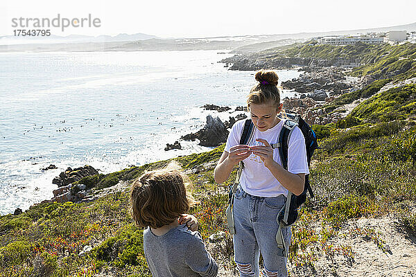 Teenager-Mädchen und jüngerer Bruder wandern auf dem De Kelders Coastal Trail  Südafrika