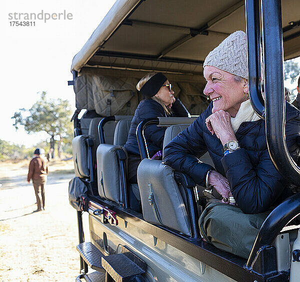 Ältere Frau im Safarifahrzeug  Okavango Delta  Botswana