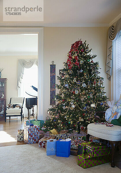 Wohnzimmer mit Weihnachtsbaum und Geschenken  traditionelle Dekorationen in einem amerikanischen Haus