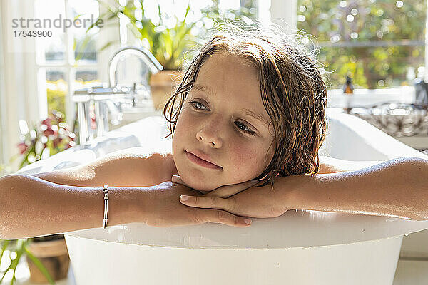 Achtjähriger Junge in der Badewanne  Kopf und Schultern.