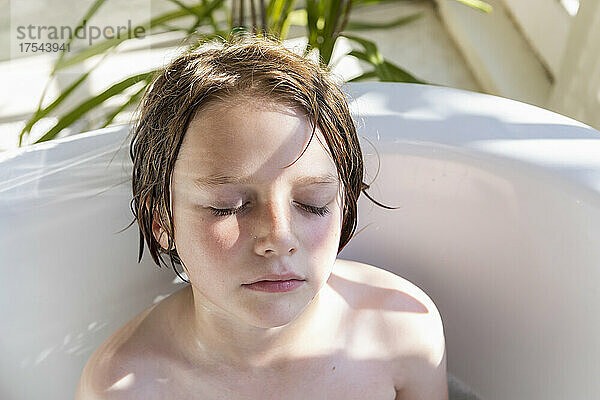 Achtjähriger Junge in einer Badewanne