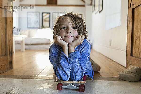 Porträt eines 8-jährigen Jungen mit Skateboard