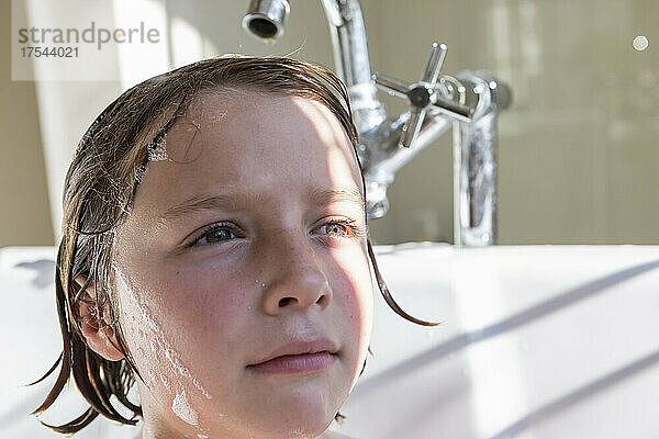 Achtjähriger Junge in einer Badewanne