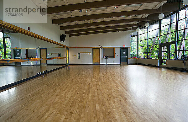Ein Tanzballettstudio mit gefedertem Holzboden  Stange und Wandspiegeln.