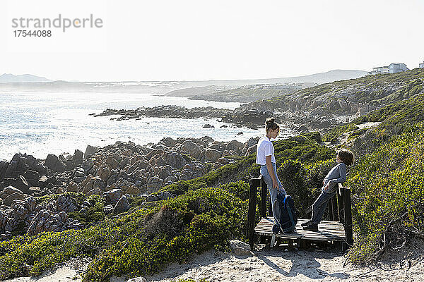 Teenager-Mädchen und jüngerer Bruder wandern auf dem De Kelders Coastal Trail  Südafrika
