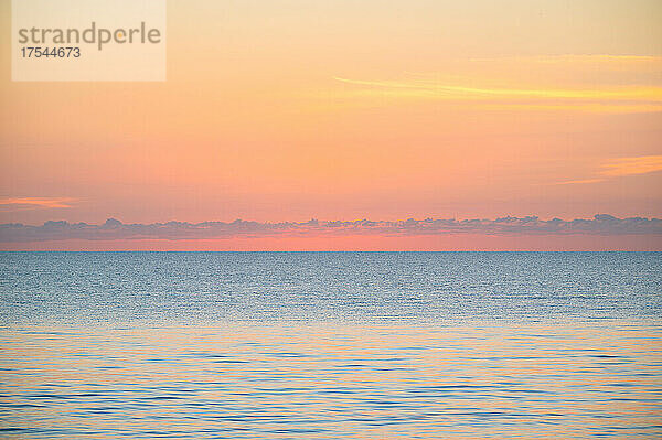 Ruhiges Meer bei Sonnenaufgang