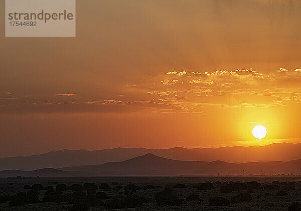 USA  New Mexico  Santa Fe  Sonnenuntergang über der High Desert