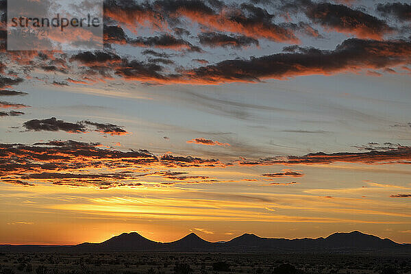 USA  New Mexico  Santa Fe  dramatischer Sonnenuntergangshimmel im Cerrillos Hills State Park