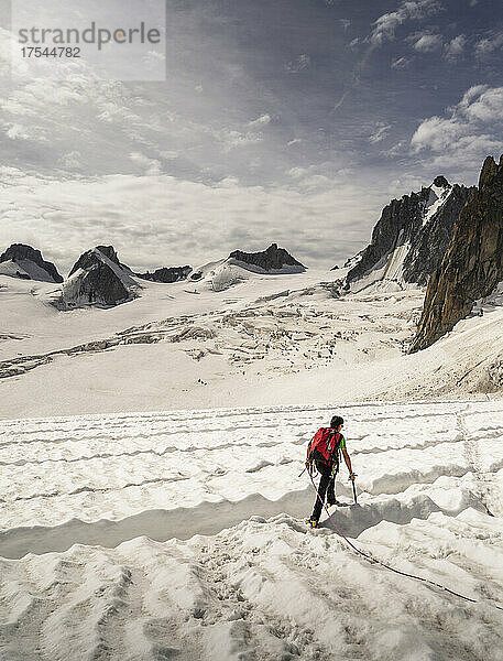 Frankreich  Haute Savoie  Chamonix  Mont Blanc  Rückansicht eines Bergsteigers auf einem Gletscher