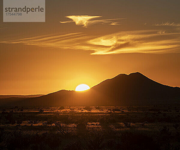 USA  New Mexico  Santa Fe  Sonnenuntergang über einem Hügel im Cerrillos Hills State Park