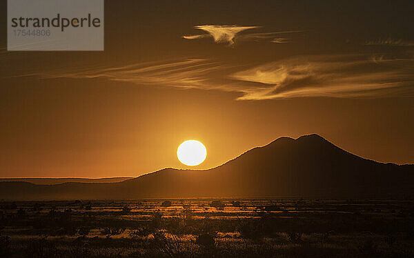 USA  New Mexico  Santa Fe  Sonnenuntergang über einem Hügel im Cerrillos Hills State Park