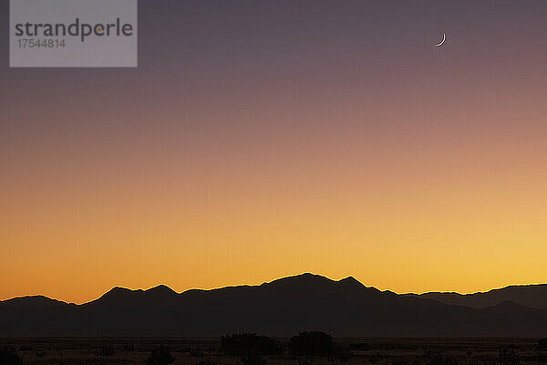 USA  New Mexico  Santa Fe  Halbmond über den Jemez-Bergen bei Sonnenuntergang