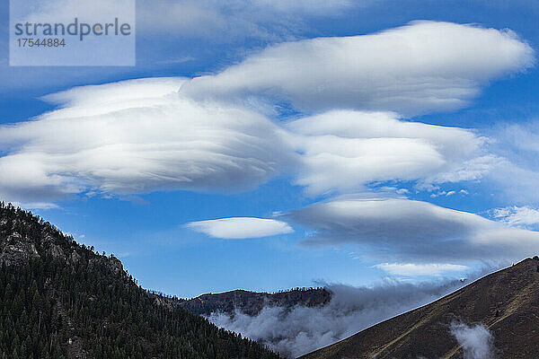 USA  Idaho  Ketchum  linsenförmige Wolken über Bergen