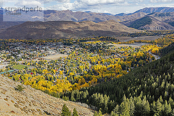 USA  Idaho  Ketchum  Stadt im Tal im Herbst  vom Bald Mountain aus gesehen