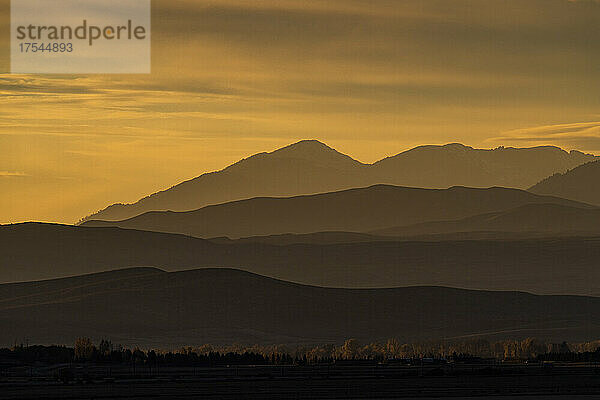 USA  Idaho  Bellevue  Felder und Hügel bei Sonnenuntergang