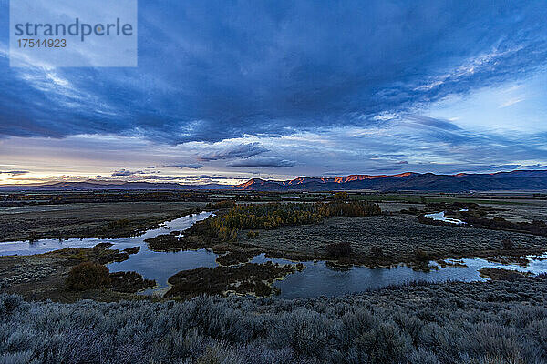 USA  Idaho  Picabo  Sonnenuntergang über Silver Creek  Spring Creek im Naturschutzgebiet