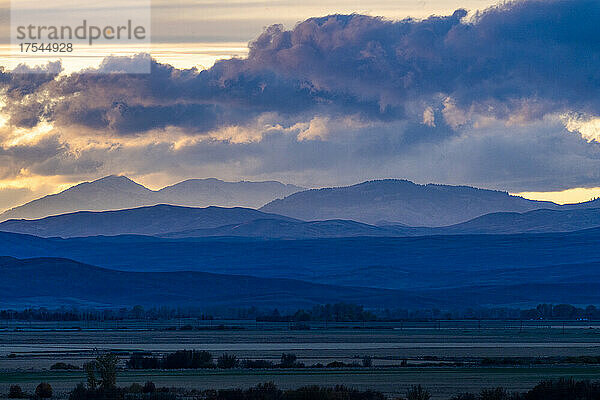 USA  Idaho  Bellevue  Silhouetten von Hügeln und Wolken bei Sonnenuntergang