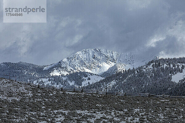 USA  Idaho  Stanley  Berglandschaft und Weide im Winter