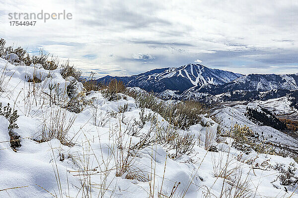 USA  Idaho  Ketchum  schneebedeckter Hügel mit Bald Mountain im Hintergrund