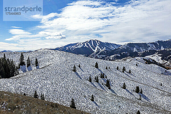 USA  Idaho  Ketchum  schneebedeckter Hügel mit Bald Mountain im Hintergrund