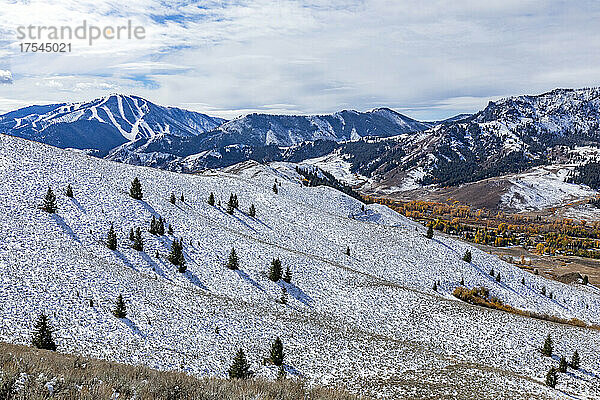 USA  Idaho  Ketchum  schneebedeckter Hügel mit Bald Mountain im Hintergrund