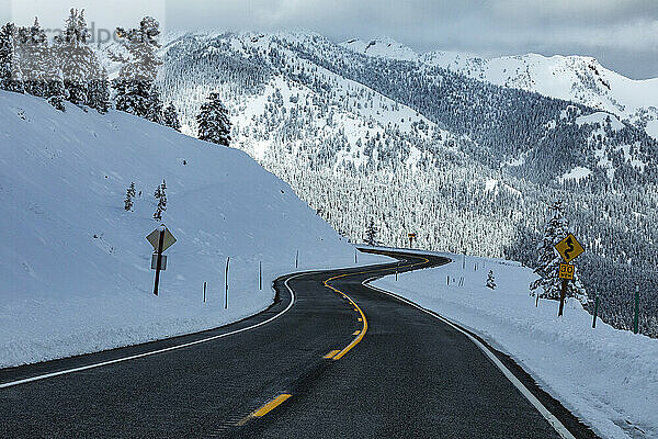 USA  Idaho  Ketchum  Straße in winterlicher Berglandschaft